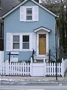 >Figure 2. A worker cottage with front-facing gable of the type built in Chicago from the great fire in 1871 until the advent of bungalows early in the twentieth century (Jennifer Roche April 27, 2007).